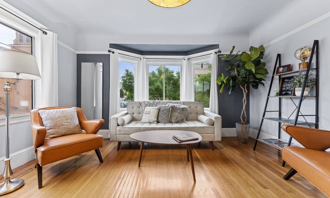 Sunnyside House | Living Room, 2 Queen Beds & 2 Baths.