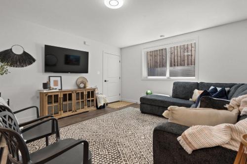 Pincher Creek House | Livingston Way I Sleep 6 I Netflix I Kitchen I TV