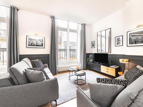 Vivienne Apartment | LivinParis Luxury AC 3 Bedrooms Le Louvre II