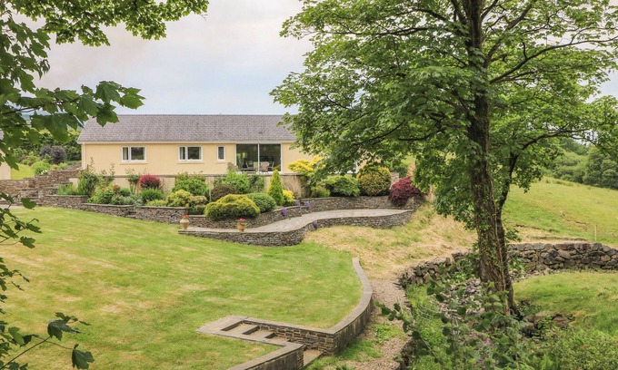 Aberdare House | LLETY'R BUGAIL, luxury holiday cottage, with a garden in Glynneath