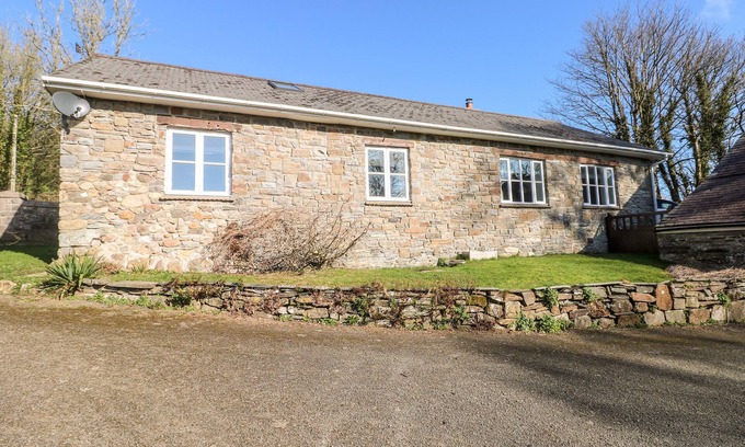 Llanfallteg Cottage | LLETY'R LLWYNOG, family friendly, with open fire in Tenby