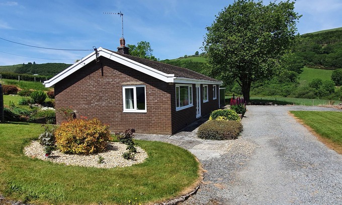 Capel Bangor Cottage | LLWYNON, pet friendly, character holiday cottage in Aberystwyth