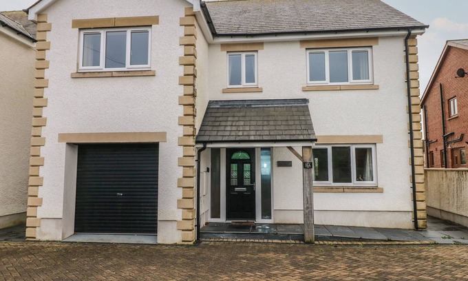 Burry Port House | LLYGAD Y LLEUAD (MOON), pet friendly, with a garden in Burry Port