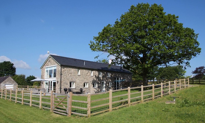 Pentrefelin Cottage | LLYN NODDFA, pet friendly, luxury holiday cottage in Llandeilo