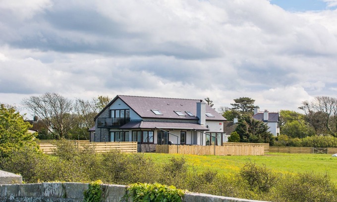 Llanfaelog Cottage | Llynfor - sleeps 10 guests in 5 bedrooms
