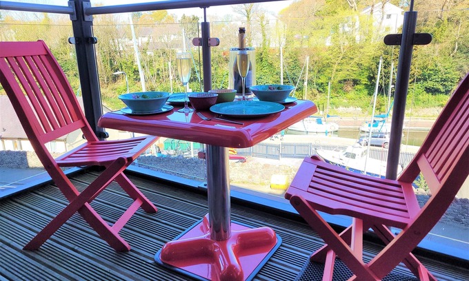 Y Felinheli Apartment | Llys Marina Fabulous Modern Apartment with Balcony for Snowdonia and Anglesey