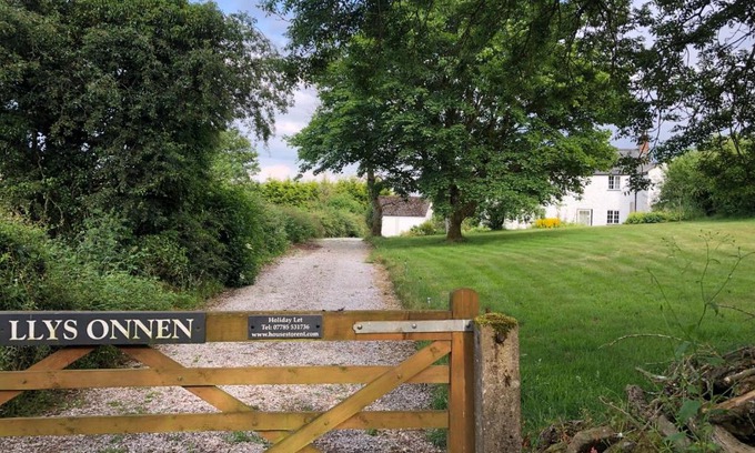 Leeswood House | Llys Onnen - North Wales Holiday Cottage