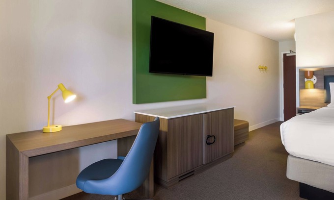 Oyster Point Hotel | Located Close to Jack Drago Park, Pet-friendly, with Onsite Parking