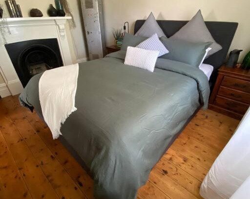 Bathurst House | Location cottage with industrial touch