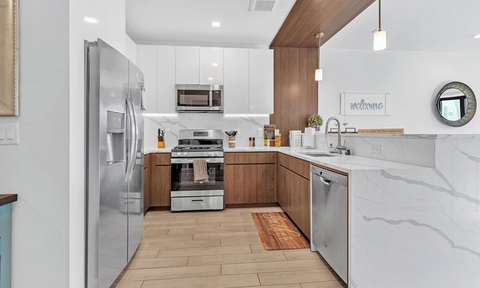 Downtown Newark Apartment | Location! Location! 2BR Free Parking - Easy Access to NYC