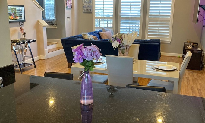 Braeswood Place House | LOCATION! NRG/Med Center Townhome 2 Bdr 2 Car Garage Resort Style Pool&Gym