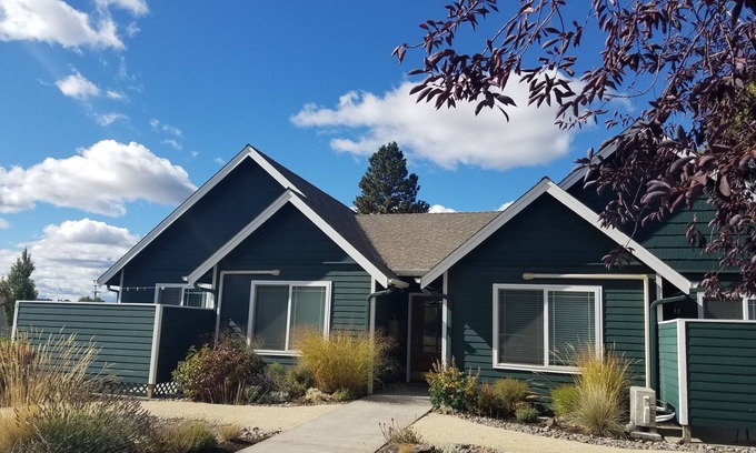 Old Bend Apartment | LOCATION! WALK TO DOWNTOWN AND OLD MILL - ONE BEDROOM ONE BLOCK FROM THE RIVER
