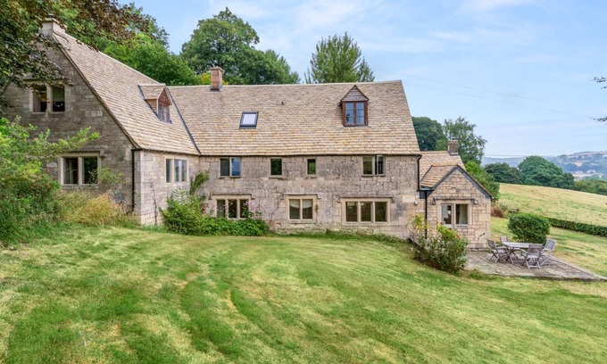 Brimpsfield Cottage | Locks Cottage, Painswick - sleeps 10 guests in 5 bedrooms
