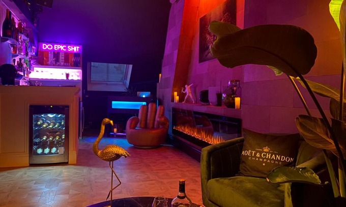 South Antwerp Apartment | LoCo Paradiso - Two kingsize beds, outdoor terrace, DJ booth, bar, cinema, bathtub, kitchen, airco