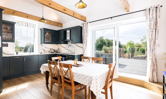 Pevensey House | Lodge Cottage - Farm Estate with Private Lake & Reservoir