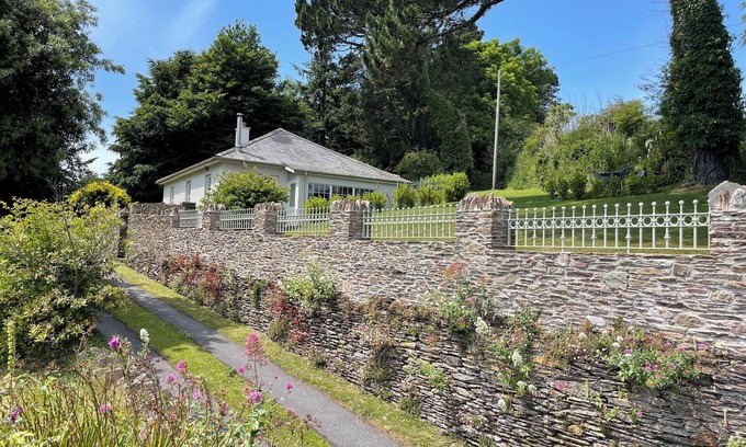 Chillington Cottage | Lodge house in beautiful grounds with breathtaking sea views