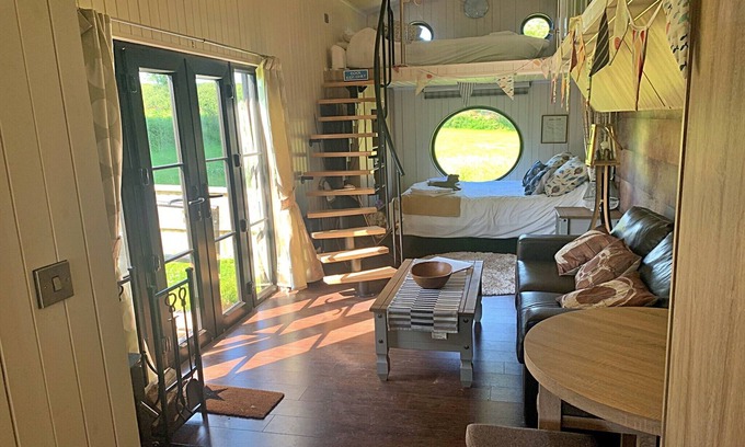 Dartmouth Ski Chalet | Lodge near Blackpool Sands, No deposit