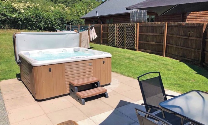 Llanddewi Ystradenny Ski Chalet | Lodge with fantastic contemporary styling.