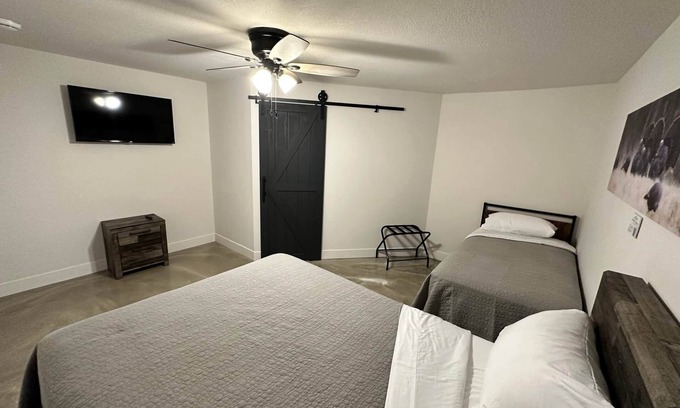 Mound City Apartment | Loess Hills Lodge - Room 4