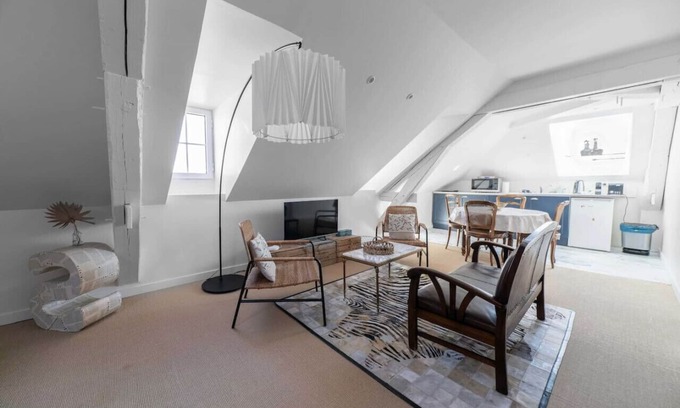 Gannat Apartment | Loft design au centre-ville avec jardin et parking