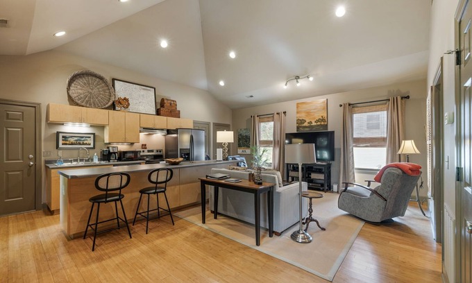Franklin Apartment | Loft on West Main 5 blocks from Downtown Franklin