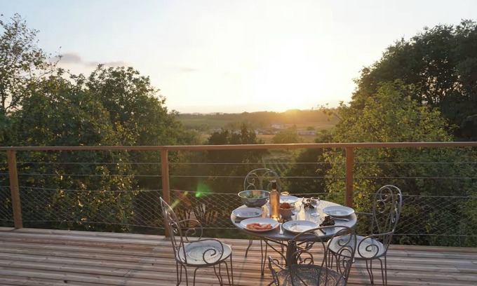 Saint-Genes-de-Castillon Apartment | Loft perched on the heights of Saint Emilion.