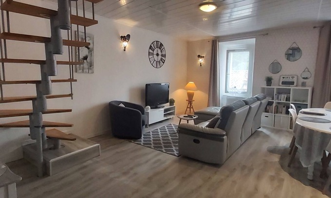 Saint-Martin-de-Bromes Apartment | Loft Refait à Neuf Dans une Ancienne Maison de Village
