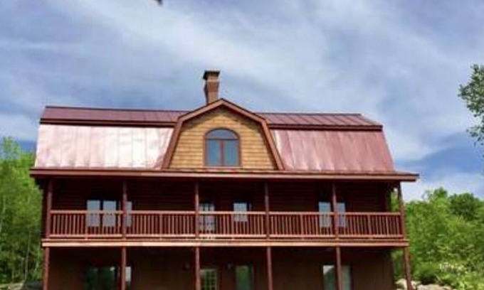 South Royalton House | Log cabin on Macintosh Pond access to VAST trail system snowmobile trails.