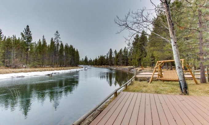 Oregon Water Wonderland House | Log Cabin Riverfront Getaway