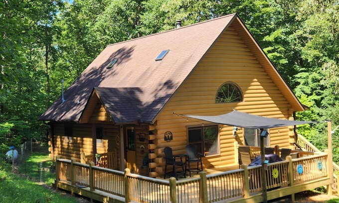 Tarheel Cabin | Log Cabin - Secluded 5 Acres - 5 min to Historic Downtown Murphy