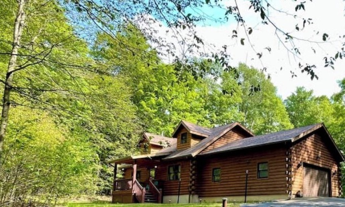 Riverside Estates Cabin | Log Cabin w/ Full Garage, FirePit, BBQ, cozy gas heat Stove