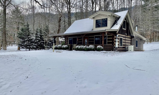 Townsend Cabin | Log Cabin, walk to Cades Cove and just minutes from Gatlinburg with a view!