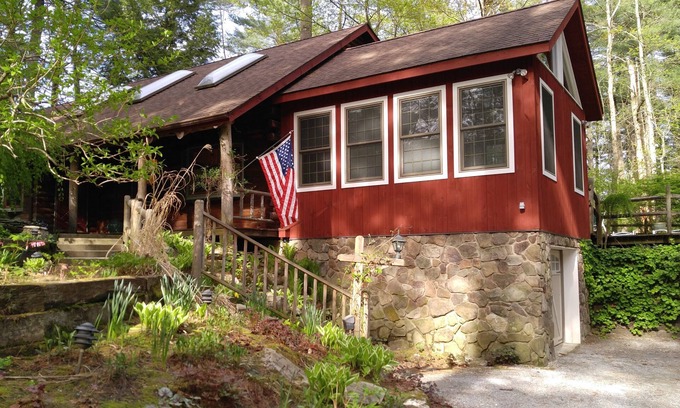 Egremont House | Log style home 4 miles to Catamount with fitness room