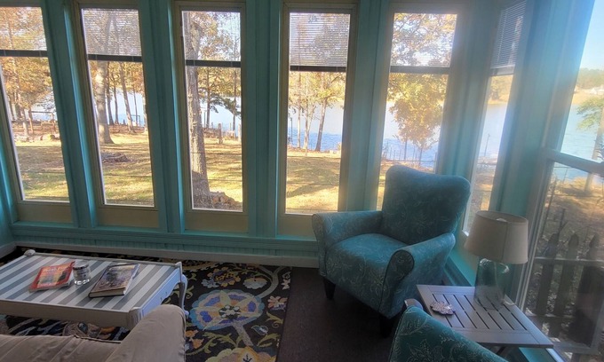 Lincoln Cottage | Logan Martin Lake Sun RoomnLincoln, AL.