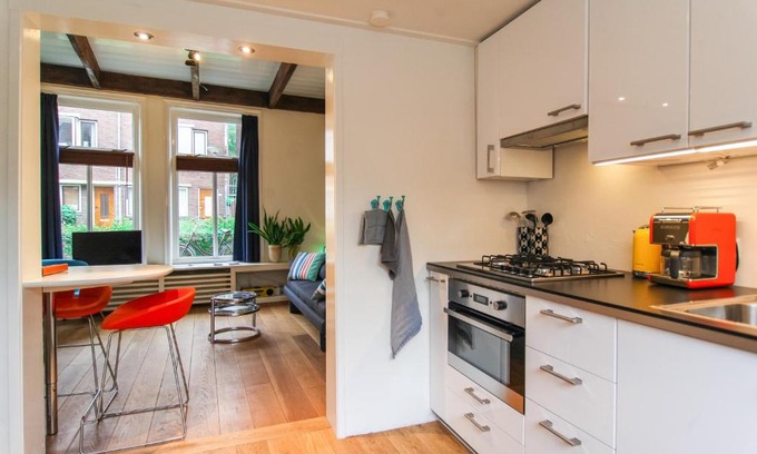 Binnenstad-Oost Apartment | Loge 10 free parkingspot - shippershouse with kitchen and bar