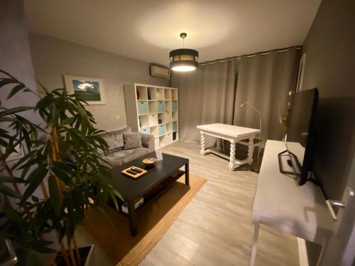 Saint-Maurice-de-Beynost Apartment | Logement entier - 2 Chambres - Parking privé - 15 min Lyon et Aéroport
