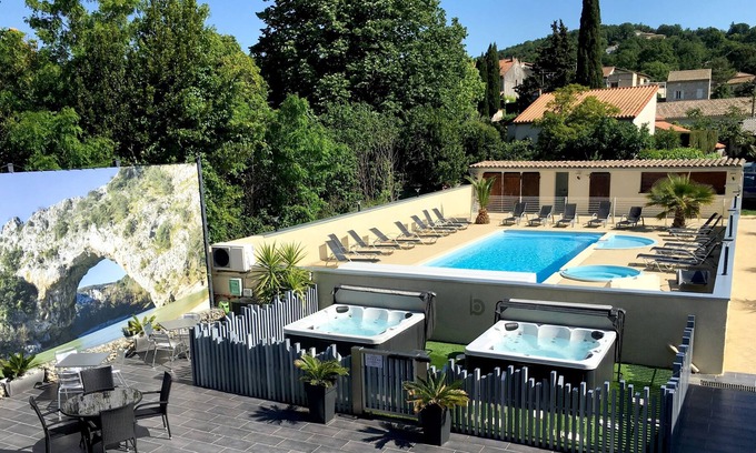 Saint-Martin-d'Ardeche Hotel | Logis Hotel Bellevue