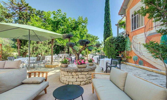 Monteux Hotel | Logis Hotel Le Blason de Provence