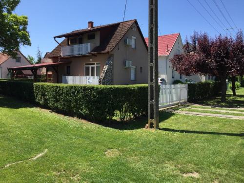Harkany House | Lomb Nyaraló