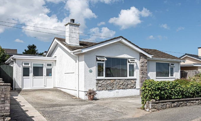 Tyn-y-Gongl House | Lon Penrhyn - a bungalow that sleeps 4 guests in 2 bedrooms