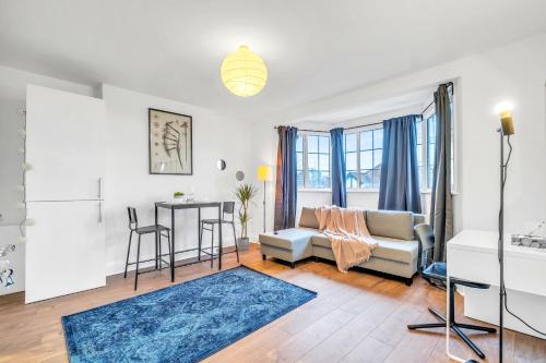 Hendon Apartment | London Family Base - Parking, 10 Min Tube, 30min to Wembley, Coldplay, London Fashion Week
