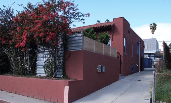 Silver Lake House | London St house between SilverLake Blvd and Hoover 2bd 2ba-secured gated parking