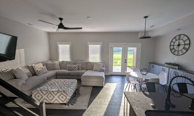 London House | London townhome in The Oaks of London. Enjoy a round of golf and the patio.