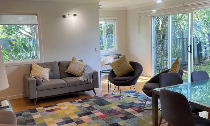 Enoggera House | Lone Pine Retreat - Bright, airy spaces, full kitchen, kids & pets welcome!