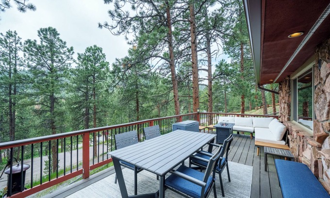 North Central Evergreen House | Lone Spruce Lodge- Mountain Tranquility with City Convenience in Evergreen