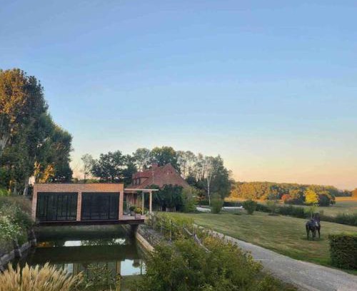 Saint-Germain-du-Bois Villa | Longère de château en Bourgogne - avec piscine