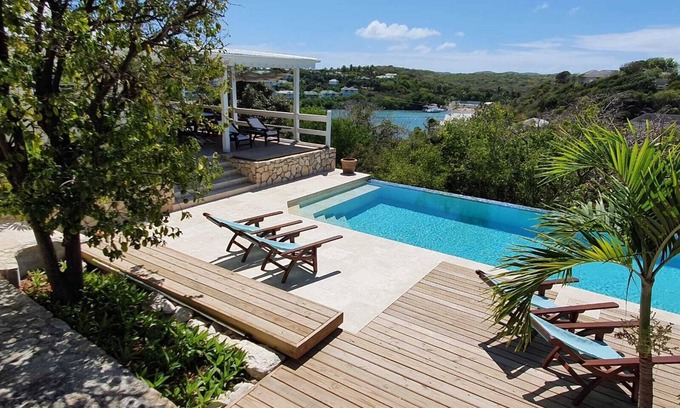 Willikies Cottage | Long Bay Gem -1 bedroom cottage with Pool above the Beach