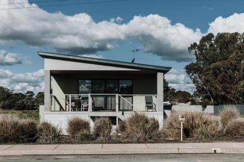 Murray Bridge House | Long Island Retreat - Pelican