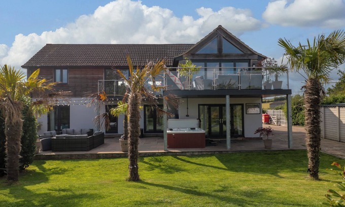 Blaisdon Cottage | LONGMYND, with hot tub in Gloucester