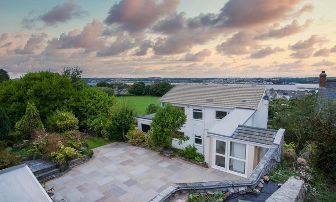 Pembroke Dock House | Longview - 4 Bedroom Holiday Home - Pembroke Dock